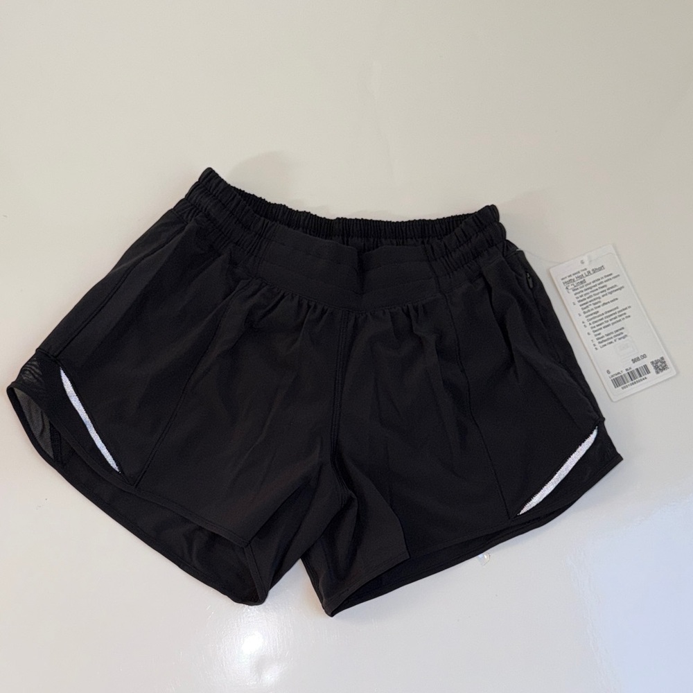 NWT New Lululemon Hotty Hot LR Short 4” Lined Size 6 Black